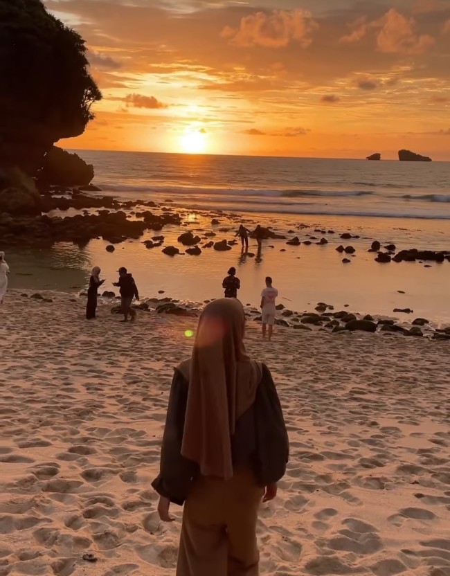 Tlk. Penyu Beach: Where Cilacap's Sunset Magic Comes Alive
