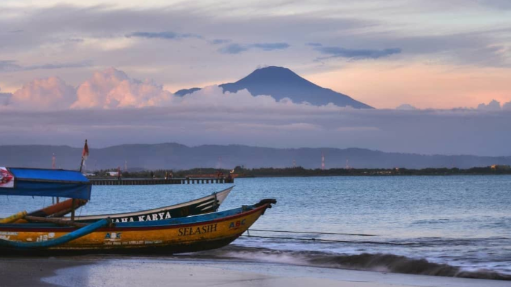 Teluk Penyu Beach: Relaxing on Cilacap's Coast Without Losing the Magic
