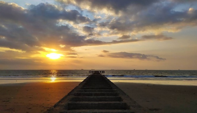 Sunrise Bliss at Teluk Penyu Beach: No Lines, Just Serenity!
